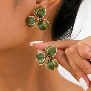 Pretty Green Floral Oil Drip Earrings New!